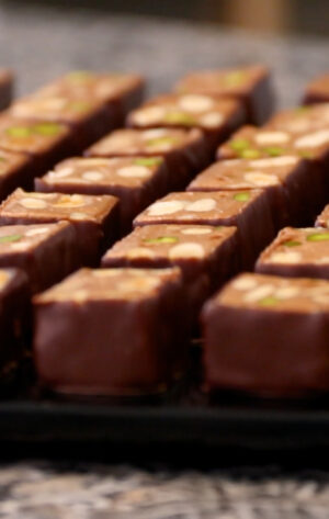 Nougat‑Schokolade mit Nussdekor – Onlinekurs bei richemontplus.com