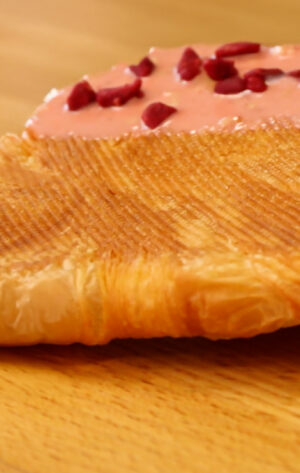 Flat Croissant mit Himbeerüberzug aus dem Onlinekurs bei Richemontplus.com