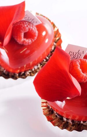 Glanzglasur Himbeere – spiegelnde Himbeer‑Oberfläche auf Törtchen aus dem Onlinekurs bei richemontplus.com