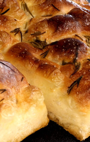 Focaccia mit Olivenöl, Rosmarin und Tomaten – Onlinekurs bei richemontplus.com