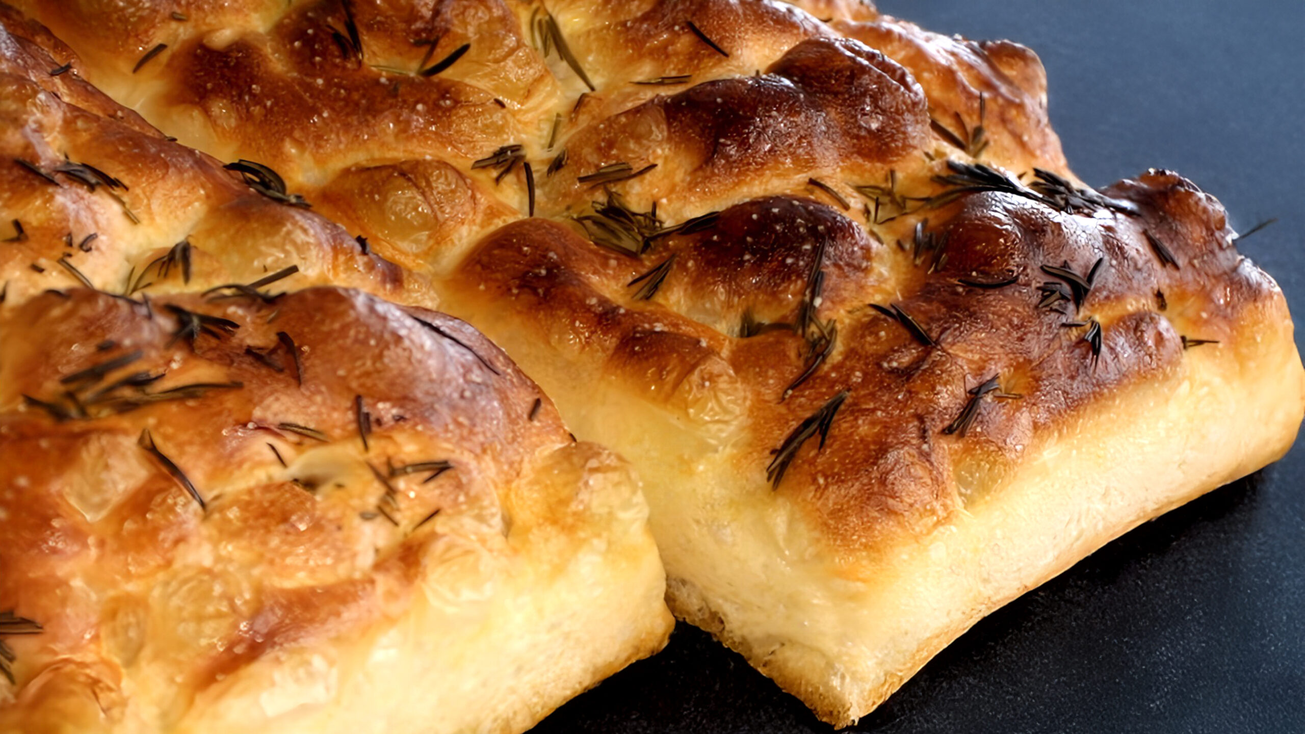 Focaccia mit Olivenöl, Rosmarin und Tomaten – Onlinekurs bei richemontplus.com