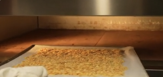 richemontplus-honig-nougat-gehobelte-mandeln-roesten