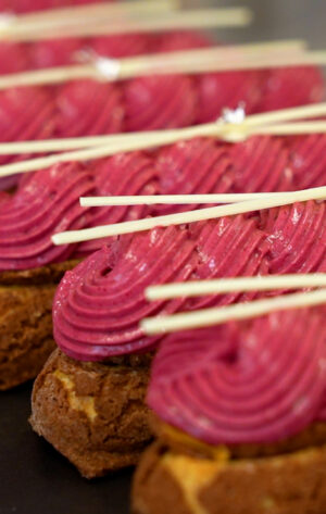 Cassis Éclairs mit Johannisbeer‑Creme & Glasur – Onlinekurs bei richemontplus.com