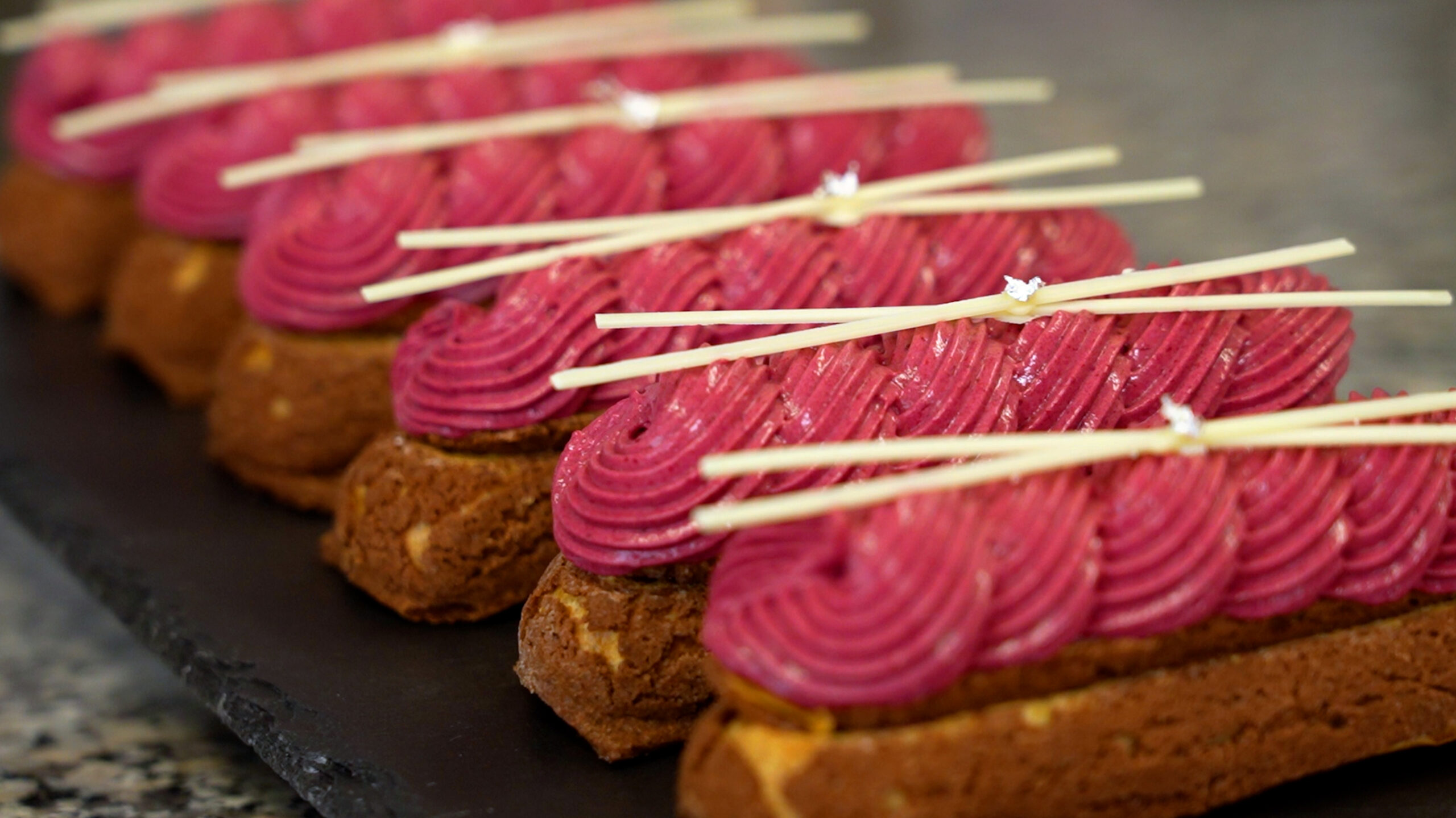 Cassis Éclairs mit Johannisbeer‑Creme & Glasur – Onlinekurs bei richemontplus.com