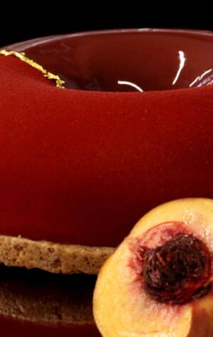 Pfirsich‑Pekan‑Torte mit Limetten‑Pfirsich‑Mousse und rot‑brauner Glasur – richemontplus.com Onlinekurs