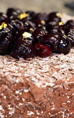 Schwarzwälder Torte mit Griottes‑Gelee und Sahneturm – richemontplus.com Onlinekurs