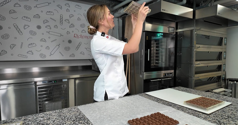 richemontplus-bruch-tafelschokolad_ausformen