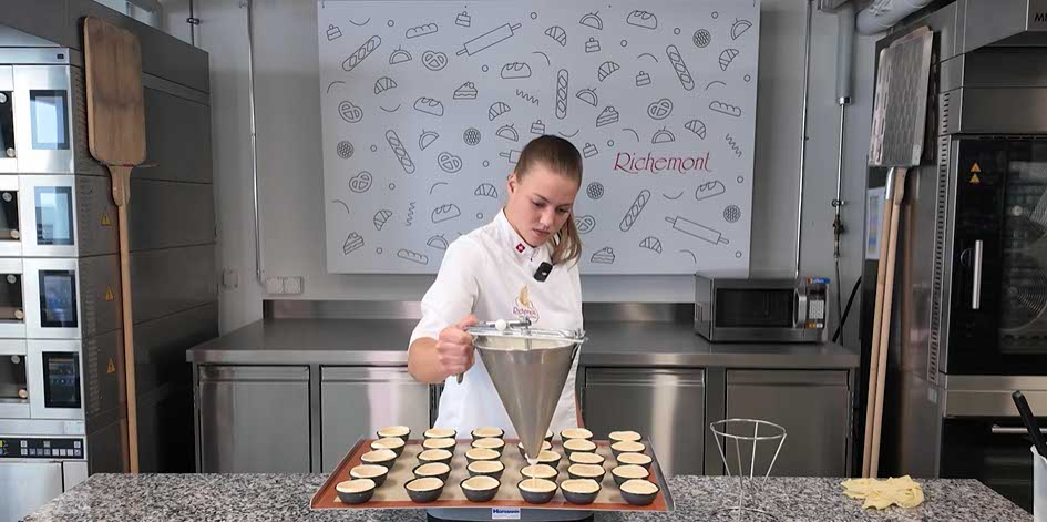 richemontplus_Kurse_KO_pastais-de-nata_form-abfuellen