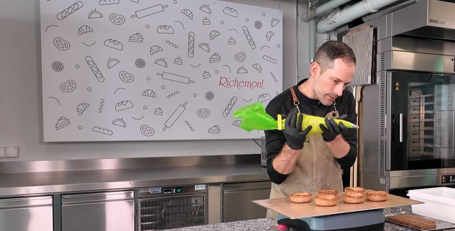 richemontplus_kurse-KO-Saint-Honore-Vanille-Caramel_fuellen