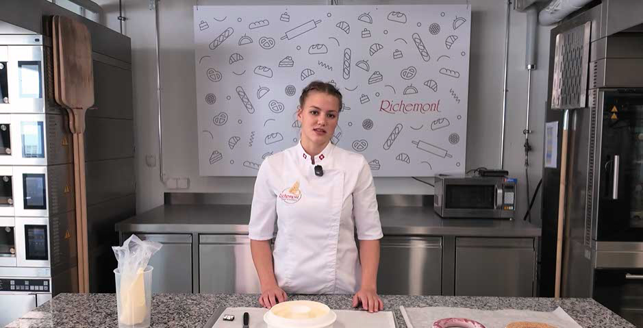 richemontplus_kurse-KO-pfirsich-pekan-torte_einsetzen