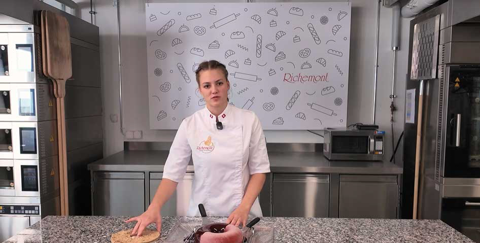 richemontplus_kurse-KO-pfirsich-pekan-torte_fertigstellen