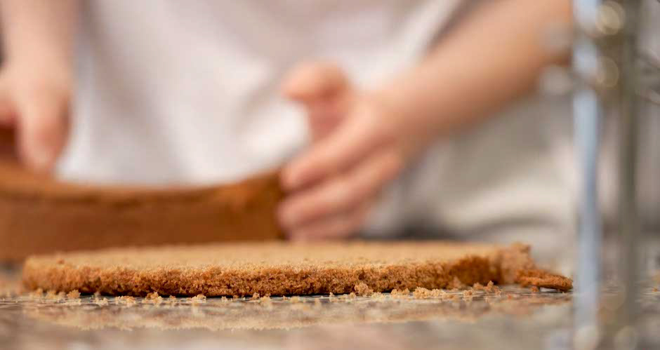 richemontplus_kurse_KO-schwarzwaelder-torte_biscuit-schneiden