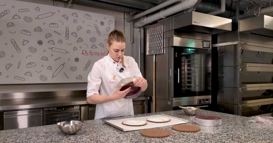 richemontplus_kurse_KO-schwarzwaelder-torte_kirschram-einsetzen