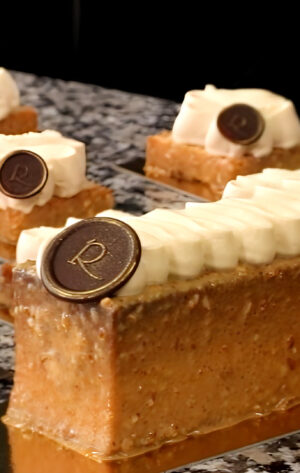 Travel Cake Caramel – Mandelfinancier mit Caramelfüllung, Chantilly und Glasur aus dem Onlinekurs bei richemontplus.com