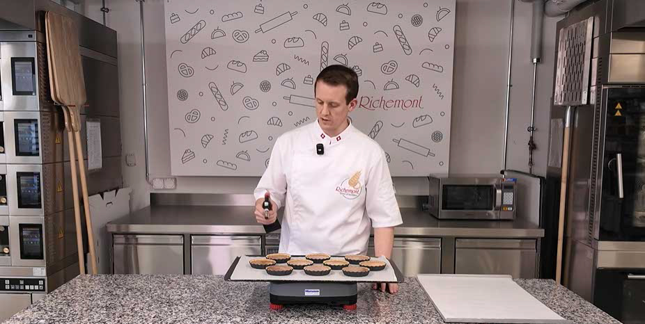 richemontplus_kurse-KO-birnen-tartelettes-punschmasse-ausstechen