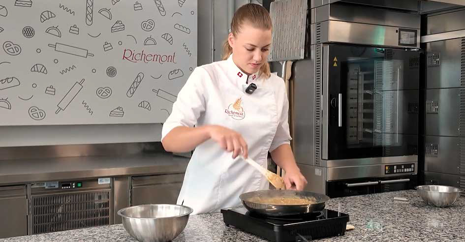 richemontplus_kurse-KO-schokoladen-bananen-tartelettes_flamb ierte-bananen