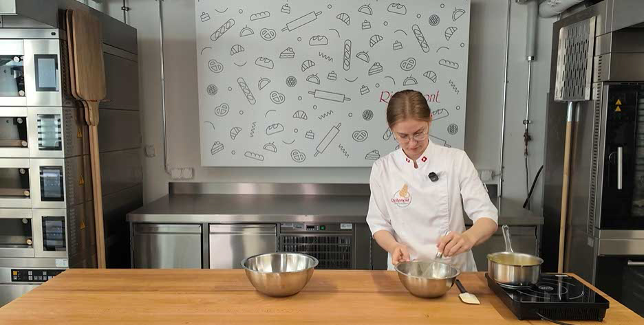 richemontplus_kurse-BA-croissant-dreifarbig_Passionsfruchtcreme