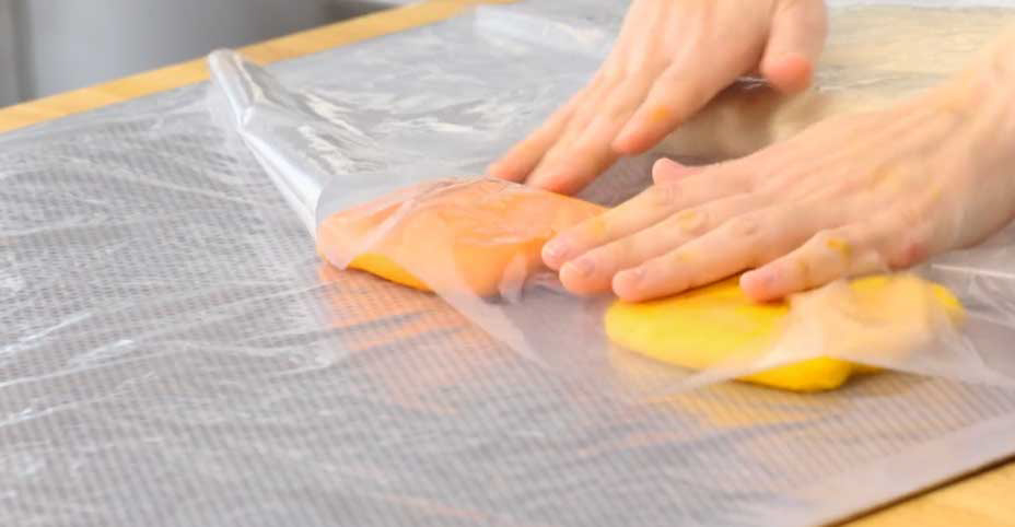 richemontplus_kurse-BA-croissant-dreifarbig_teig-faerben